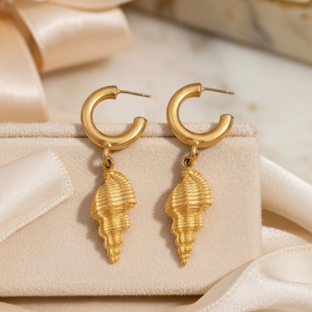 Vintage Gold Tone Hoop Dangle Seashell Charm Earrings Beach Ocean Shore Fashion - Picture 1 of 3
